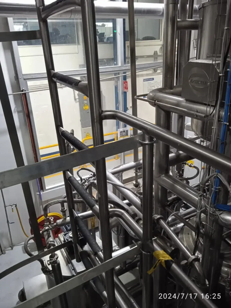 Red de tuberías de proceso y estructuras de seguridad mendiante la fabricación de barandales de acero inoxidable y acero al carbón en el interior de una planta de procesamiento industrial con altos estándares de inocuidad.