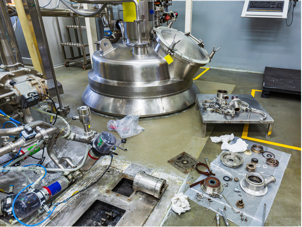 Reparaciones-mecánicas Un procesos de reparación de componentes mecánicos desensamblados en una planta industrial, mostrando el montaje de equipos de acero inoxidable y la limpieza de tuberías para garantizar instalaciones mecánicas operativas y un óptimo mantenimiento industrial.