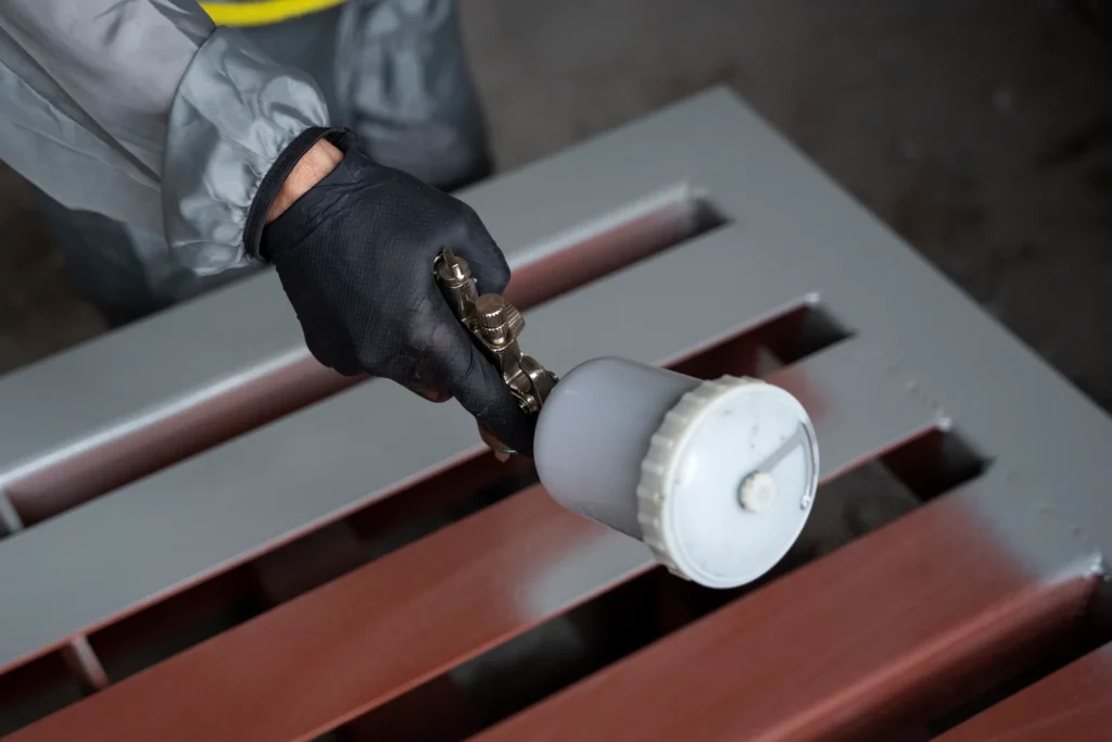 Aplicación de pintura industrial y recubrimiento de metales con pistola de gravedad en maquinaria y equipo metálico
