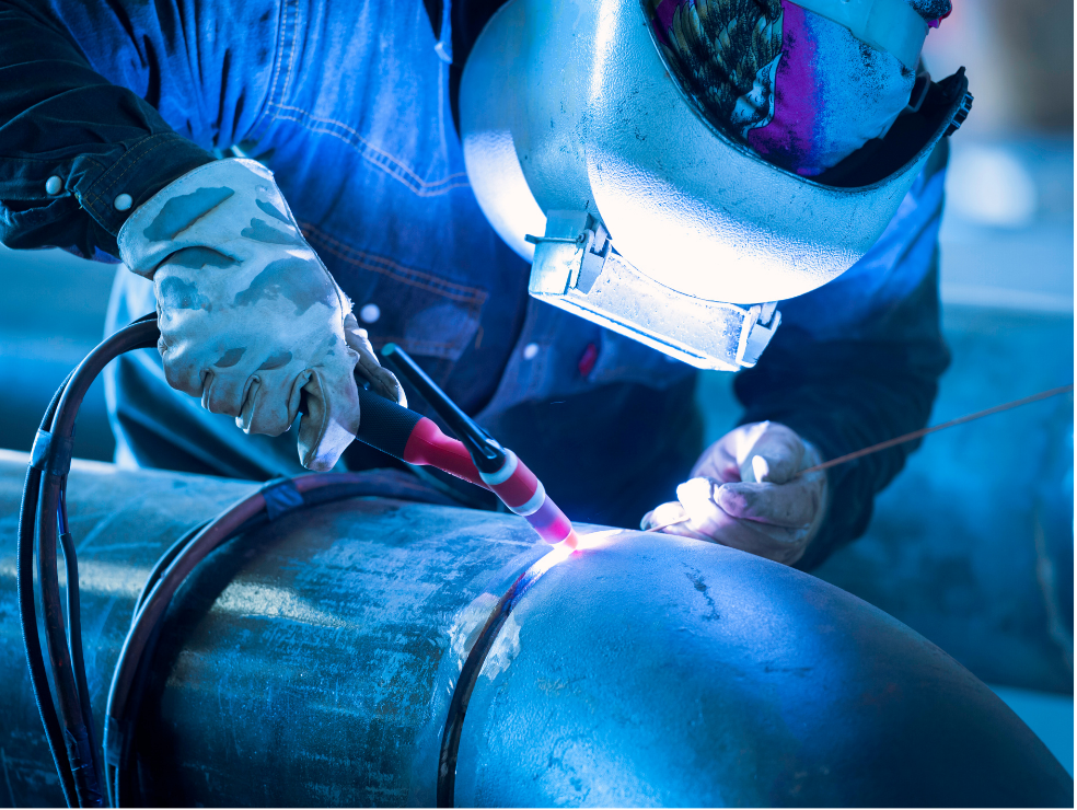 Servicios profesionales de Soldadura TIG y MIG para industrias. Especialista realizando soldadura TIG en tuberia de acero inoxidable para servicios de mantenimiento industrial y soldadura de arco.