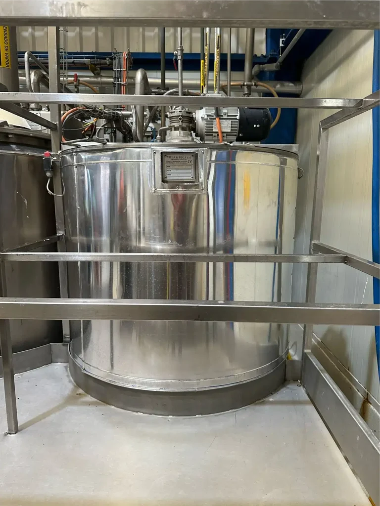 Servicio de Instalación de Aislamiento Térmico en Tanques y Reactores Industriales Tanque de proceso industrial con sistema de aislamiento térmico en tanques y recubrimiento de acero inoxidable para la conservación de la temperatura en planta.
