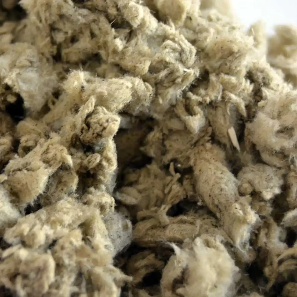 Especificaciones de Lana Mineral para Aislamiento Térmico Industrial Detalle de fibras de lana mineral para aislamiento térmico en industrias, material ignífugo y de alta resistencia a temperaturas extremas