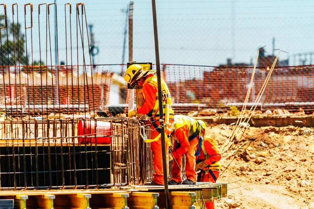 Trabajadores ejecutando armado de acero de refuerzos para cimentaciones en proyectos de obra civil, construcciones industriales y estructuras metálicas