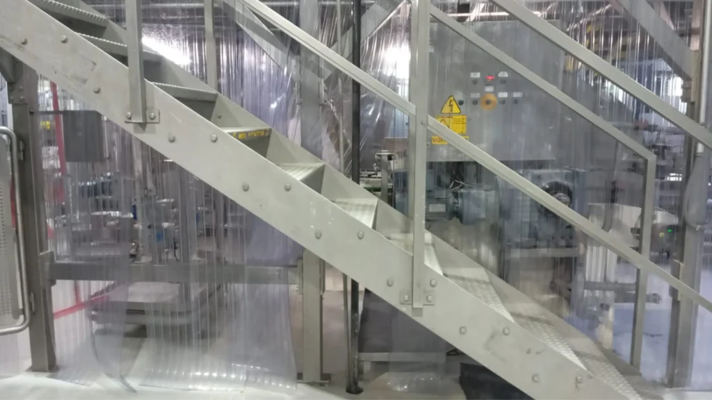 Servicio de Pintura Industrial en Estructuras Metálicas y Pinturas Epóxicas Escalera metálica con recubrimiento de pintura industrial y recubrimientos epóxicos en estructuras metálicas para plantas de procesamiento.