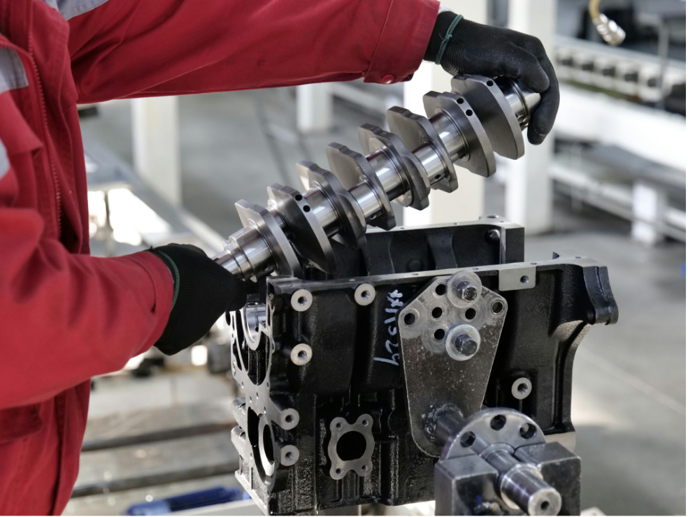 Servicios de maquinados CNC, Fresado, Rectificado y Suministro de recacciones industriales. Operario ensamblando un componente metálico de precisión rectificado mediante servicios de maquinados CNC, utilizado en motores, transmisiones y sistemas hidráulicos de alta presión.